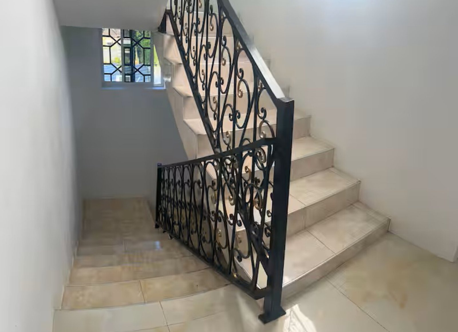 Spacious living room with high-speed WiFi, smart TV, and doors opening to the pool.